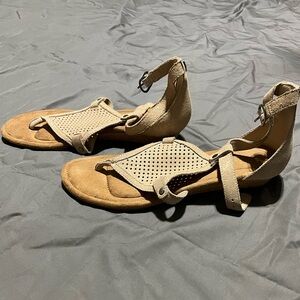 #63 UGG Koolaburra Sandals Size 7.5